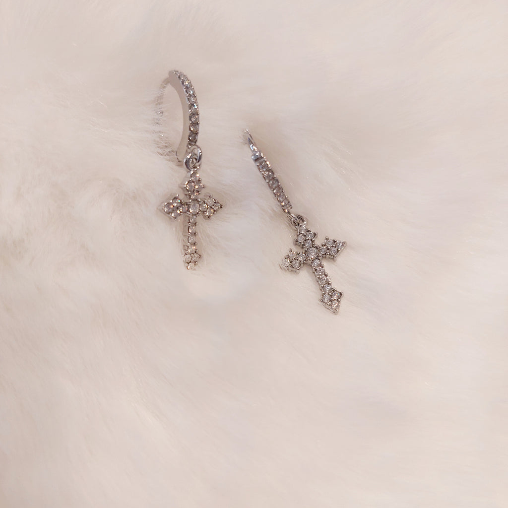 Orecchini Hoops con Croce Pendente e Strass – Stile Edgy Chic