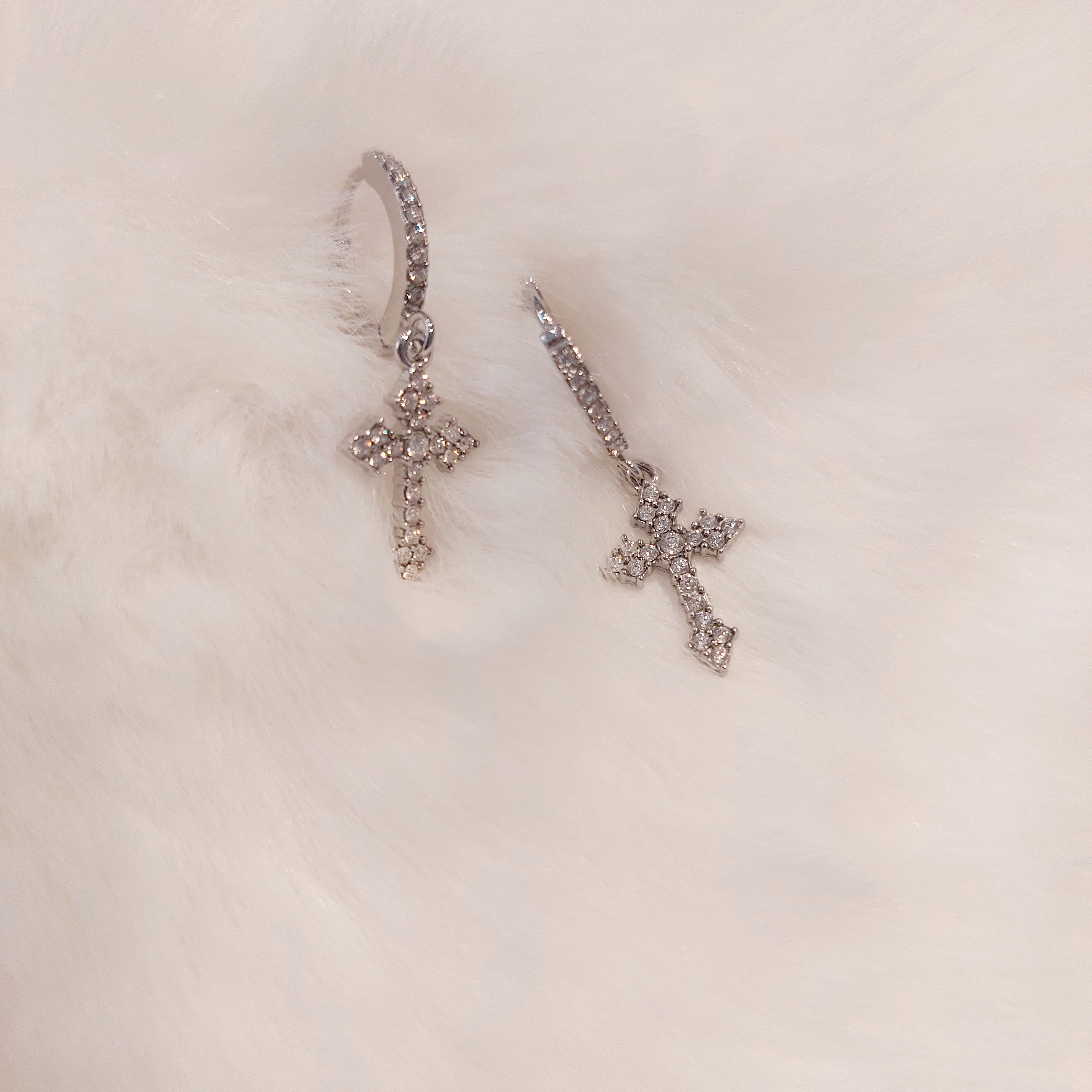 Orecchini Hoops con Croce Pendente e Strass – Stile Edgy Chic