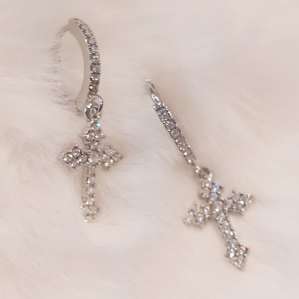 Orecchini Hoops con Croce Pendente e Strass – Stile Edgy Chic