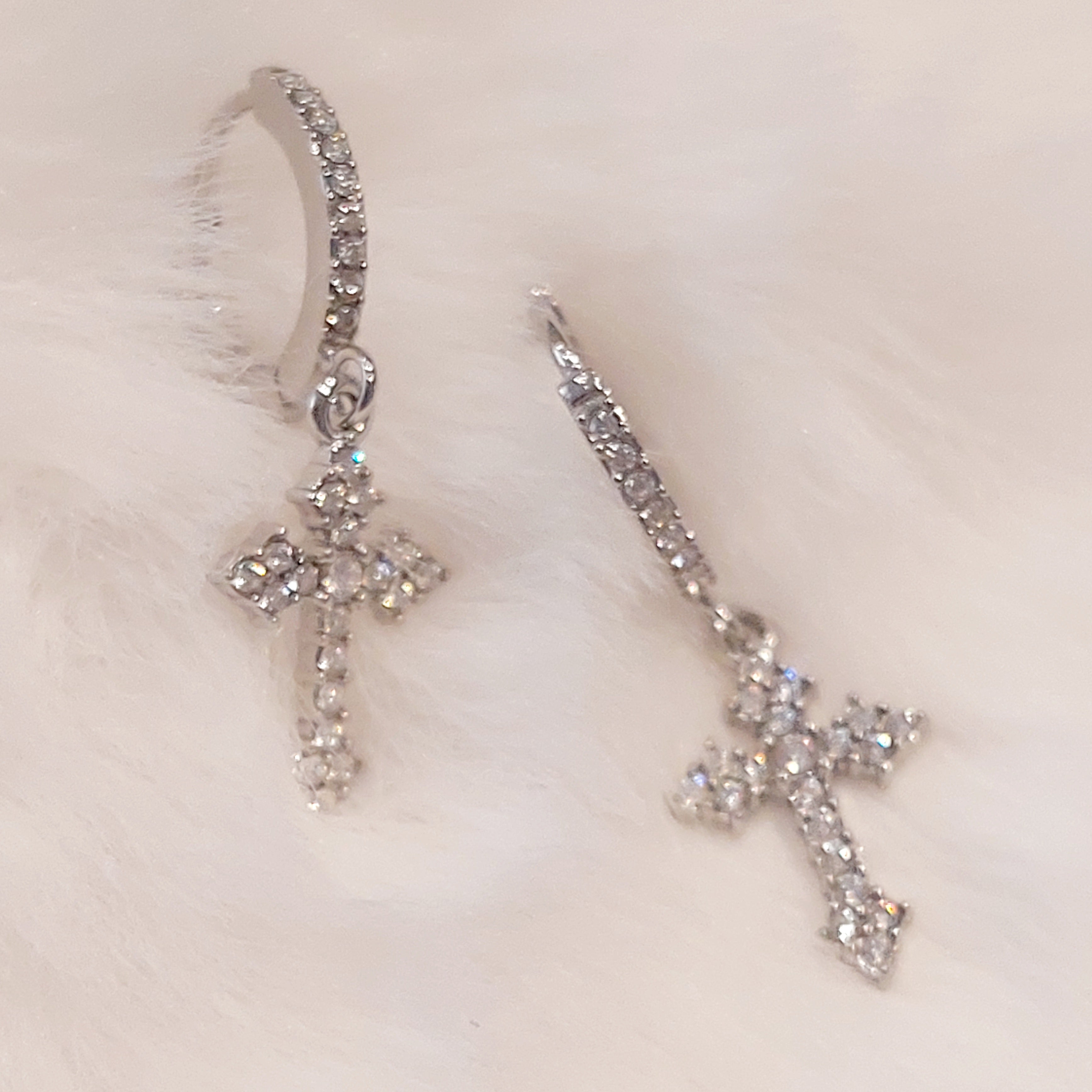 Orecchini Hoops con Croce Pendente e Strass – Stile Edgy Chic