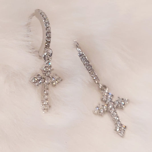 Orecchini hoops con croce pendente