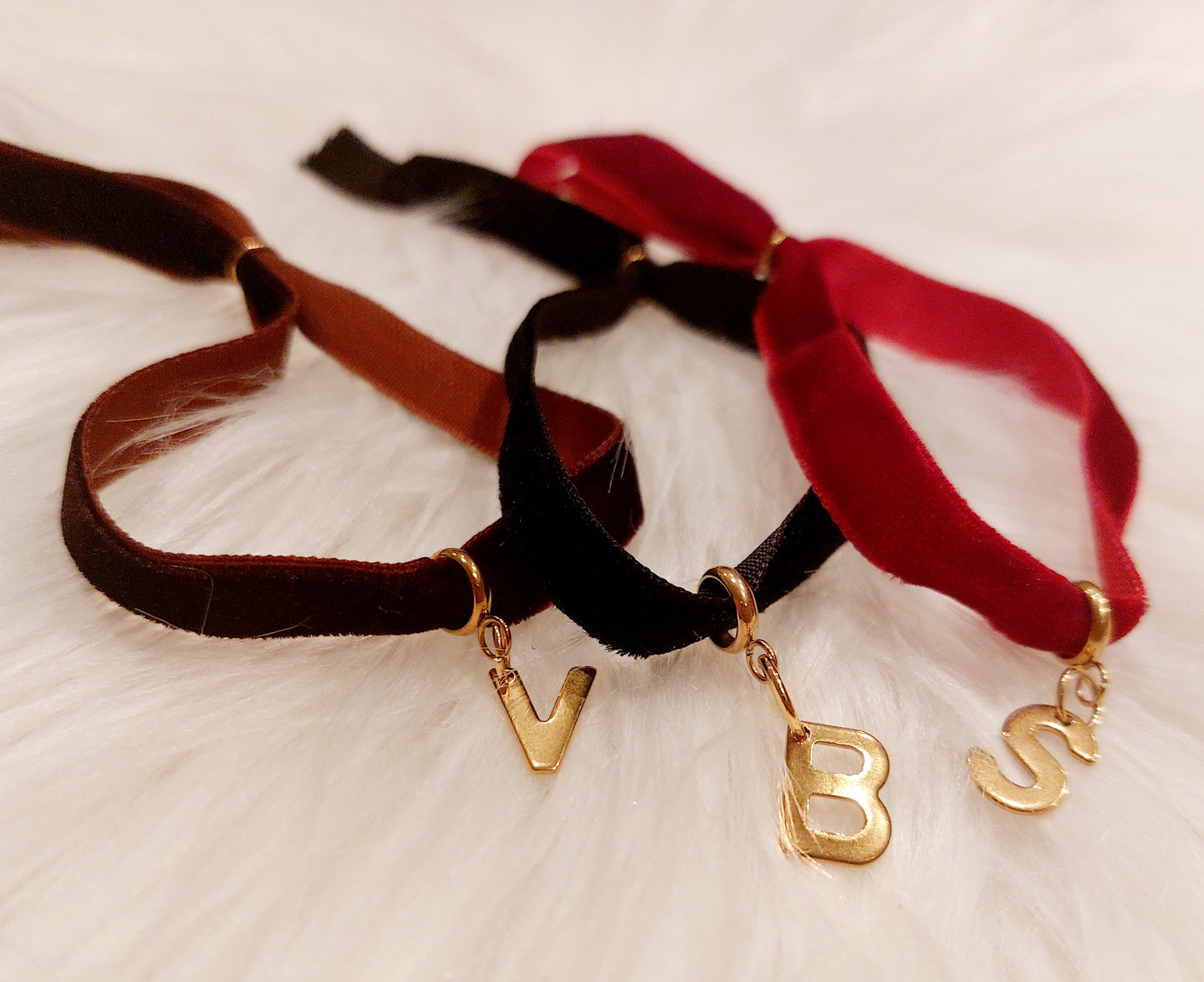 Braccialetti  in velluto con lettera alfabeto