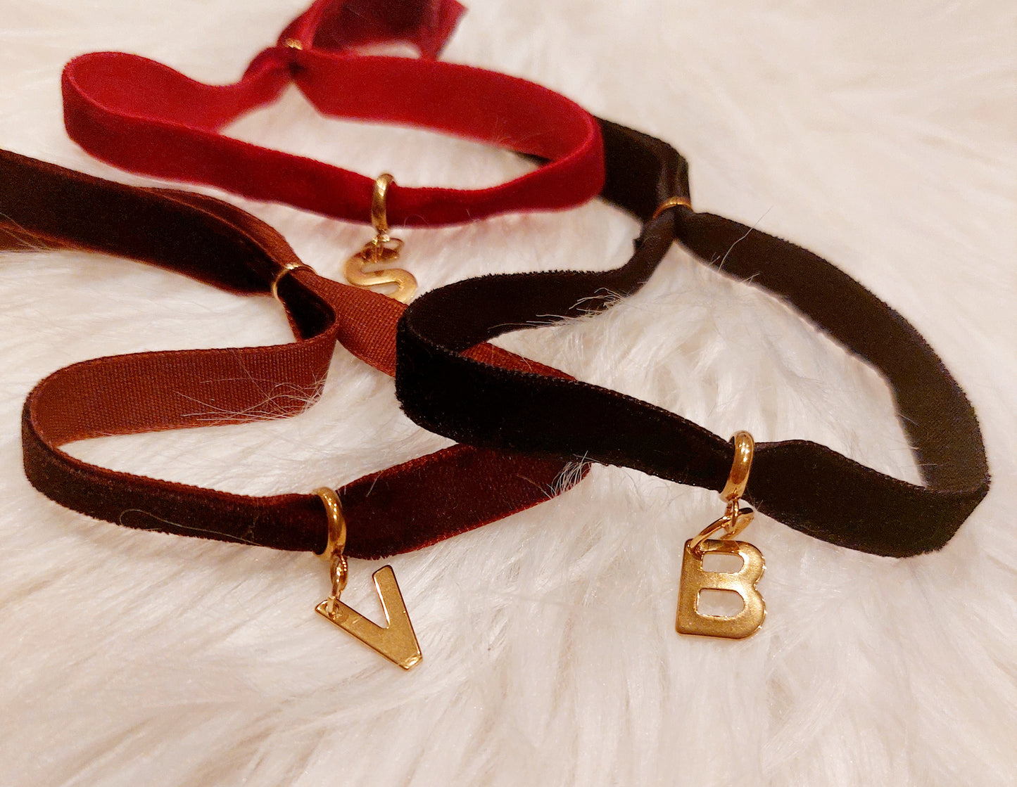 Braccialetti  in velluto con lettera alfabeto