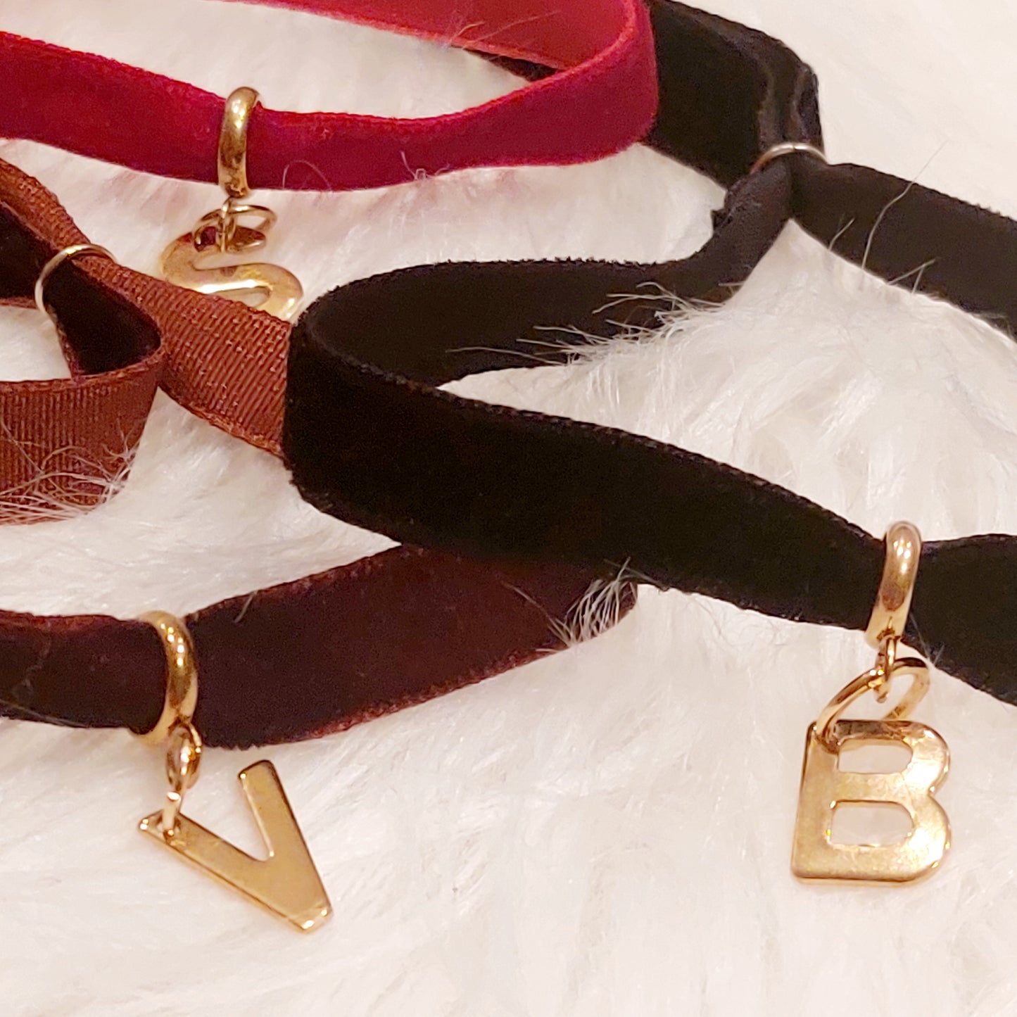 Braccialetti  in velluto con lettera alfabeto