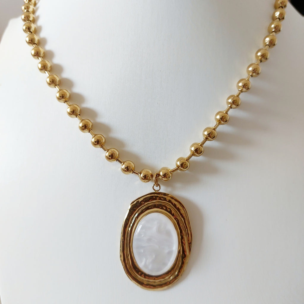Collana Ovale Nacre Gold – catena sfere dorate con ciondolo madreperla