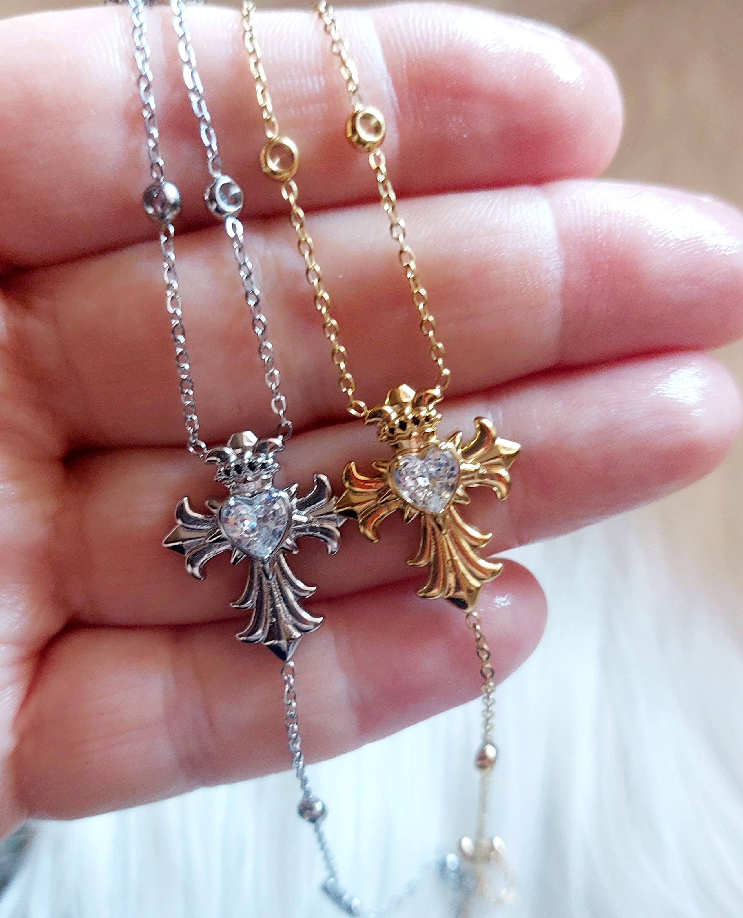 Collana Croce Gotica con Punti Luce