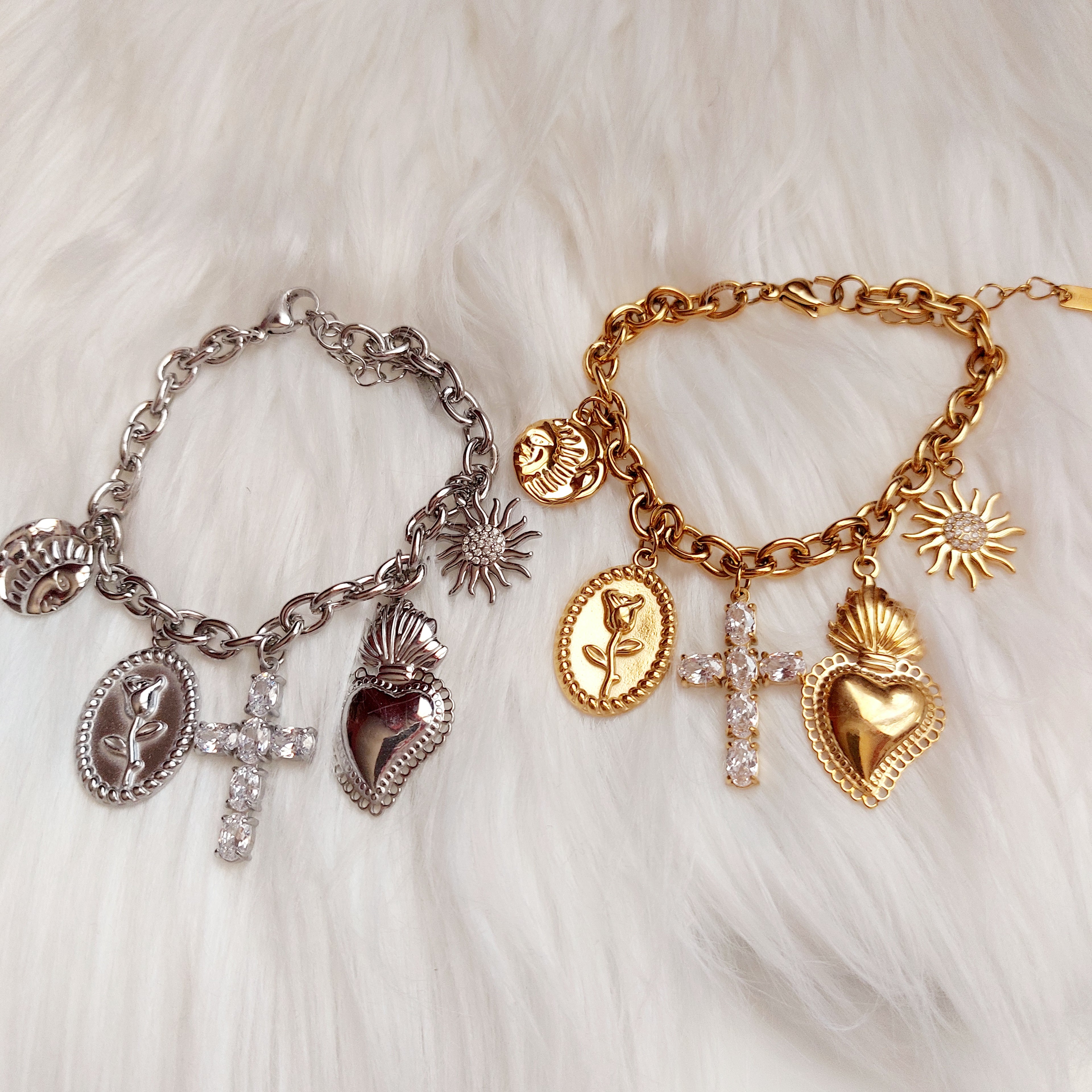 Bracciale a catena con charms sacri e portafortuna
