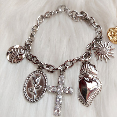 Bracciale a catena con charms sacri e portafortuna