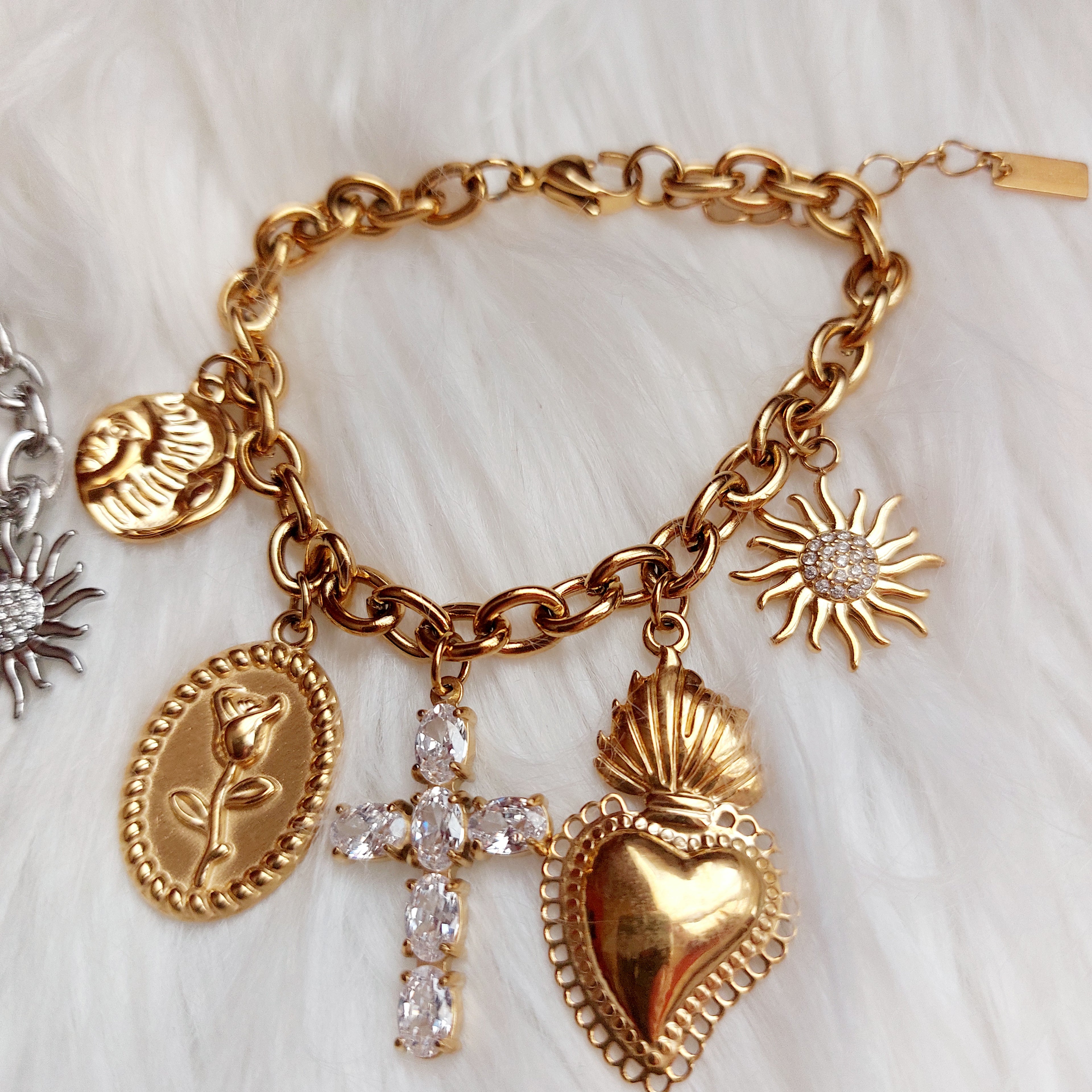 Bracciale a catena con charms sacri e portafortuna